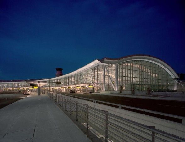 Toronto-Lester-Pearson-International-Airport-by-Moshe-Safdie-and-Associates-in-Toronto-Canada-588x454.jpg