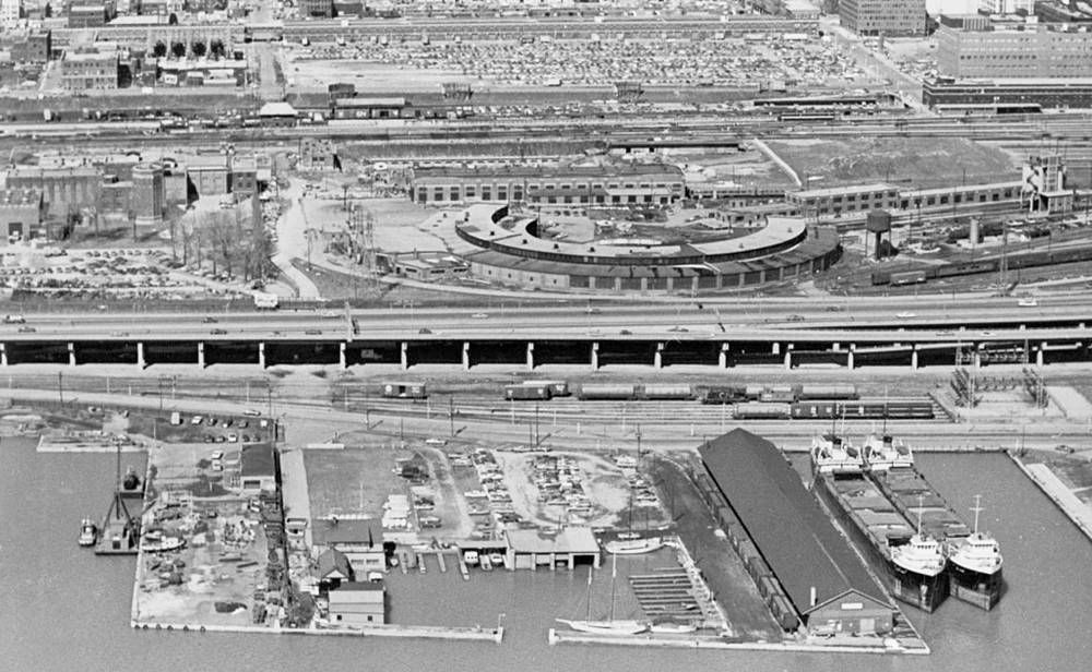 photo-toronto-waterfront-docks-gardiner-expressway-rail-lands-including-round-house-1975.jpg