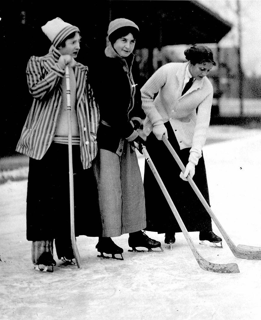 Women_playing_hockey_outside_Var-1.jpg