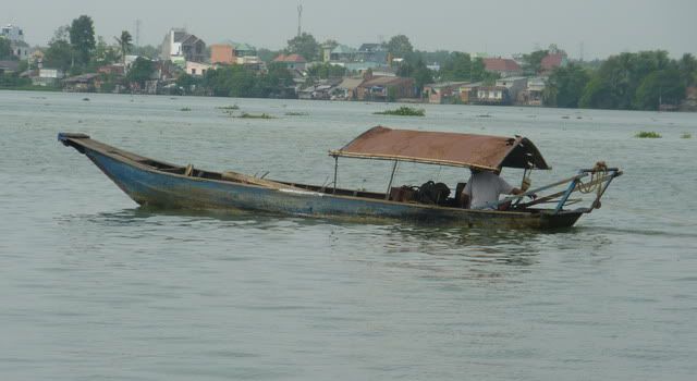 Ghe tr&ecirc;n s&ocirc;ng