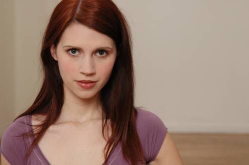 http://i200.photobucket.com/albums/aa299/newyorknettie/stargate/actresses/julie-mcniven.jpg