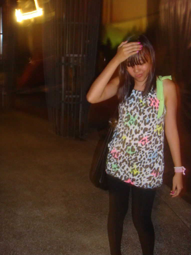 http://i200.photobucket.com/albums/aa158/annabellaang/topshopleopardneontop.jpg?t=1242389419